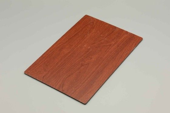 Painel composto de alumínio PVDF de grãos de madeira de 4 mm 1220 × 2440 mm para revestimento de fachada exterior